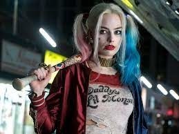 Harley Quinn interprétée par _____ est vraiment déjantée !