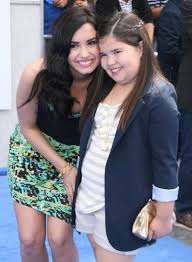 Demi Lovato est avec une fan ou avec sa petite soeur ?