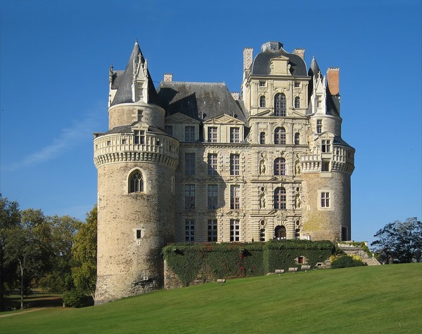 Depuis combien de temps le château de Brissac appartient-il à la même famille ?