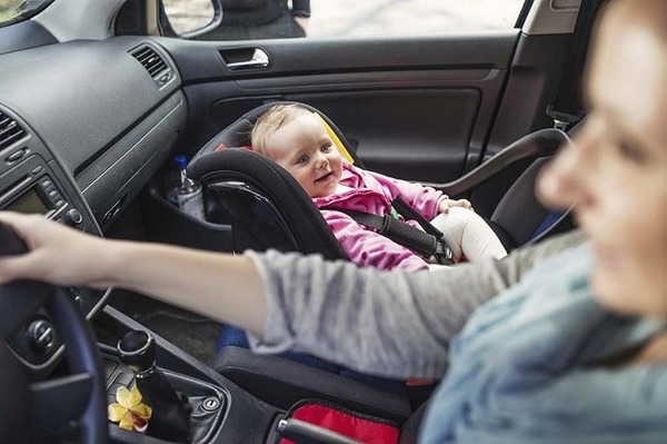 Ce bébé est installé sur un siège à l'avant du véhicule et dos à la route. Une seule affirmation est vraie :