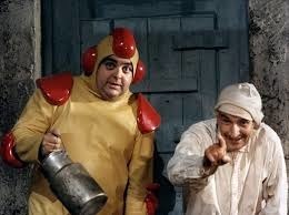 Comment le Glaude surnomme-t-il l’extraterrestre au costume jaune dans le film La Soupe aux choux ?