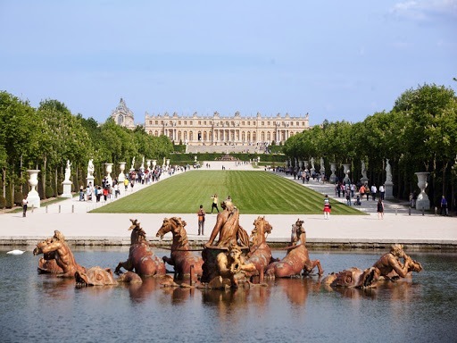 Qui eut pour tâche de concevoir l’aménagement du parc et des jardins du château de Versailles ?