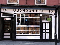 Situé au 15 merrion row, "the donoghue's"est sans doute l'un des pubs les plus célèbres, où se produisent des chanteurs(ses)/et groupes, 3 célébrités en irlande s'y sont produites. Laquelle ne fait pas partie du lot ?