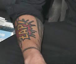 Qui a un tatouage avec marqué 'ZAP!' ?