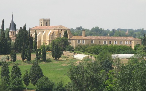 Fondée sur un site nommé « bonus locus » en gascon « Boulauc », quel est le nom de cette abbaye ?