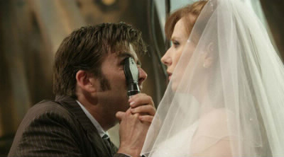 Dans une scène coupée de l'épisode 3x00 (The Runaway Bride - Le Mariage de Noël), quel est l'objet appartenant à Rose que le Docteur jette dans l'espace ?