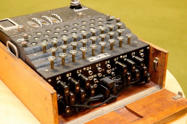 Quelle machine électromécanique fut inventée par l'Allemand Arthur Scherbius ?