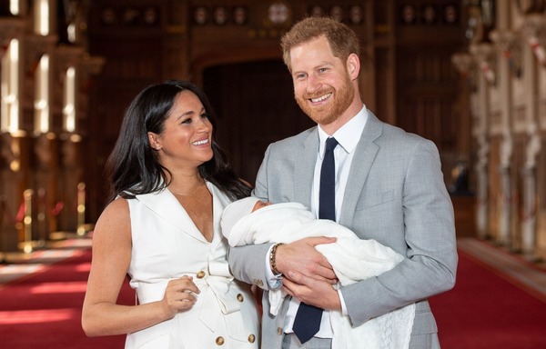 Le prince Harry et son épouse Meghan Markle ont quitté la famille royale britannique en début d’année. Selon leur titre de noblesse, ils sont duc et duchesse de…