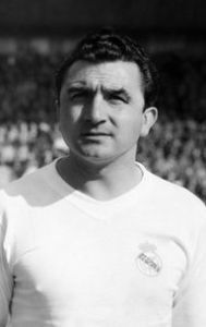 En 1956, il est le premier capitaine d'une équipe à soulever la Coupe d'Europe des Clubs Champions. Il s'agit de :