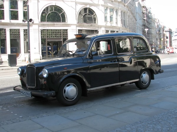 De quelle couleur sont les célèbres LTI, les taxis londoniens ?
