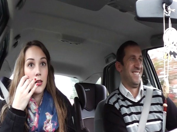 Quand un chauffeur accélère, on dit qu'il appuie sur le.....