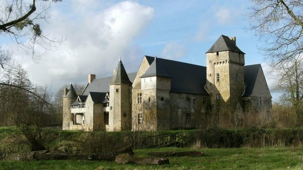 Quel est le nom de la tour qui domine le château de la Grande Courbe ?