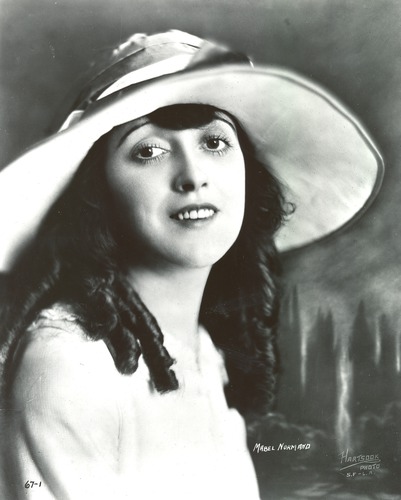 Qui est cette actrice qui débuta en 1910 ?