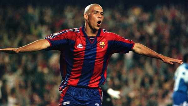 En 1996 il rejoint le FC Barcelone où il restera :