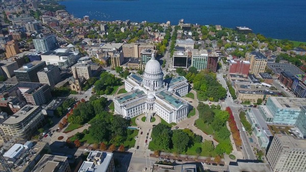 Quelle est la capitale de l’État du Wisconsin, situé entre le Michigan et le Minnesota ?