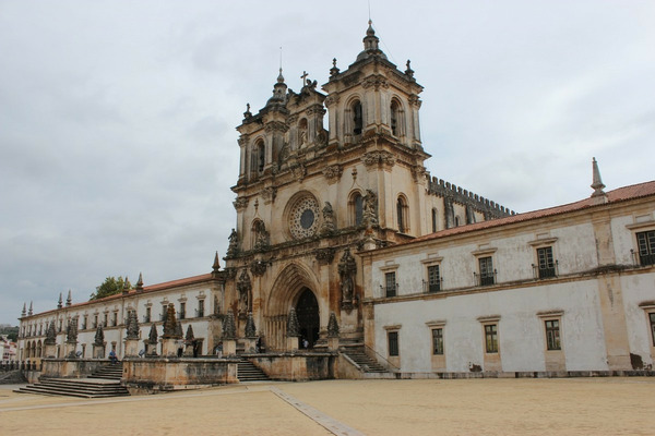 Où dois-je me rendre pour visiter le Mosteiro d'Alcobaça ?