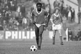 Premier ballon d'or africain, un film est d'ailleurs inspiré de sa vie, en 1970, le malien ancienne légende de Saint-Etienne, mort le 2/9 ?