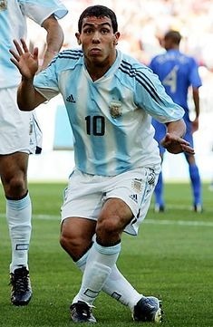 Sélectionné avec l'Argentine, que remporte-t-il en 2004 ?