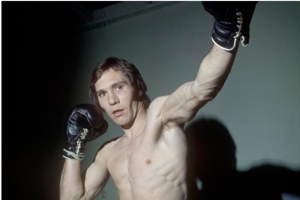 Quel boxeur a été champion d'Europe des poids moyens en 1971 ?