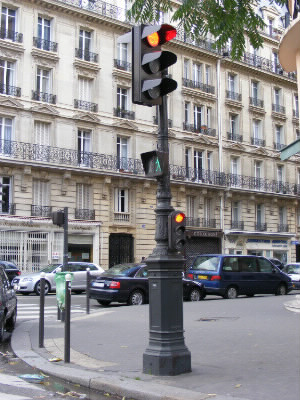 Combien de feux tricolores la Ville de Paris a-t-elle commandée en 2013 ?