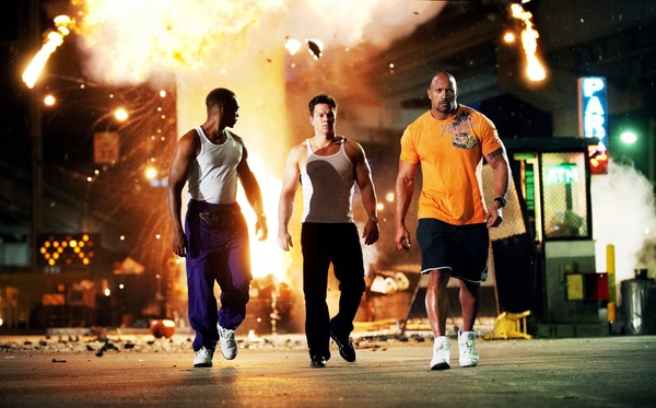 Quel est ce film de Michael Bay où on peut retrouver le trio explosif composé de Dwayne Johnson, Anthony Mackie et Mark Wahlberg ?