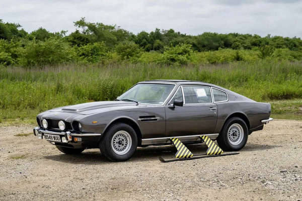 Quel est ce modèle de voiture qui apparait dans "Tuer n'est pas jouer" ?