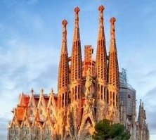 Œuvre inachevée de l'architecte Antoni Gaudí, _____ est une basilique de Barcelone :