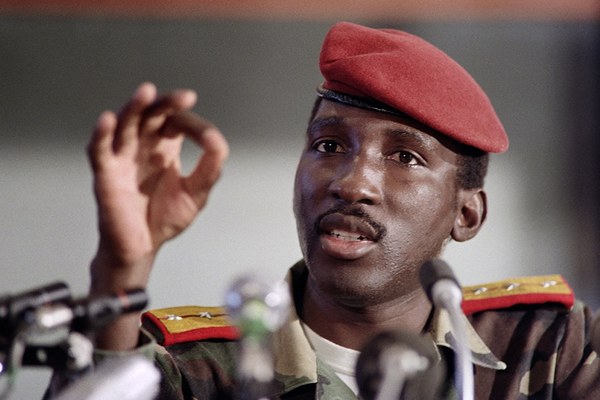 Quel leader révolutionnaire burkinabé est connu pour ses idées panafricanistes et son opposition au néocolonialisme ?