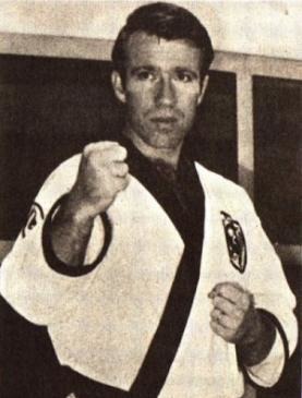 Champion du monde de karaté (1968-74) en poids-moyen et "porté disparu", il a subi "la fureur du dragon"