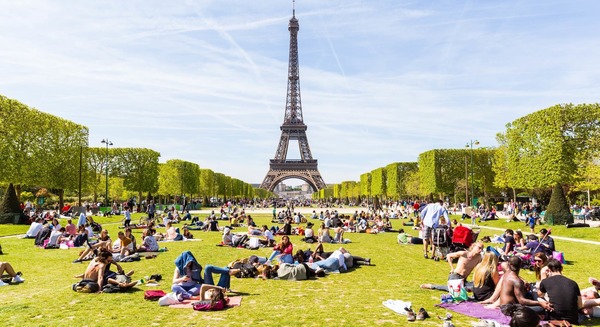 Quel parc parisien est situé à ses pieds ?