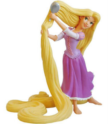 Comment s'appelle la jeune princesse ayant de longs cheveux blonds jusqu'aux pieds ?