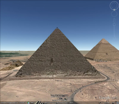 En 2600 av J-C, après la mort de Toutânkhamon, comment s'appelle le monument en forme de triangle ?