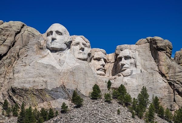 Où dois-je me rendre pour visiter le célèbre Mont Rushmore ?