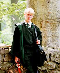 Dans Harry Potter et le prisonier d'Azkaban, Draco traite Buck l’hippogriffe de...