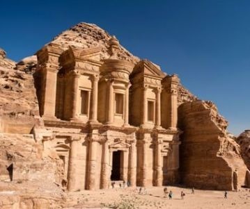 Géographie : la photo représente le site de Petra, lieu le plus célèbre de ce pays.