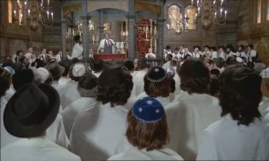 Rabbi Jacob se rend à Paris pour la communion du petit :