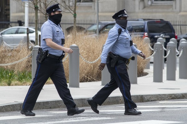 Quel nombre est associé à l'arrivée de policiers ?