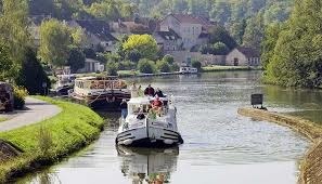 Quel canal en Bourgogne comporte cent dix écluses ?