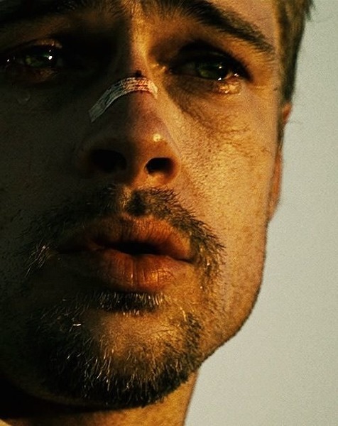 Dans le film "Seven" qui est tué par John Doe et qui provoque la colère de l'inspecteur joué par Brad Pitt ?