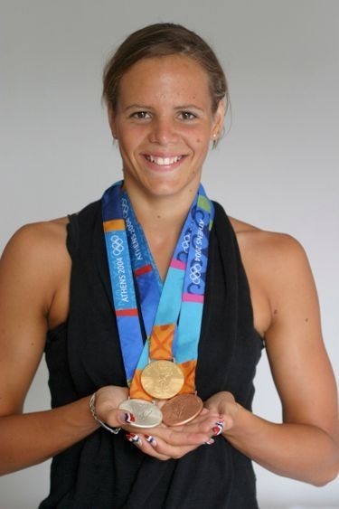 Lors de quels J.O., Laure Manaudou a-t-elle remporté 3 médailles (or, argent, bronze) ?