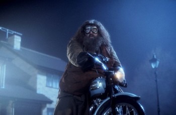 À qui appartient la moto volante dans laquelle Harry et Hagrid arrivent au 4 privet drive ?