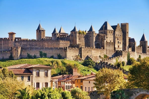 Quel ensemble architectural médiéval appartient au patrimoine mondial de l'UNESCO ?