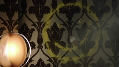 Dans quel épisode apparaît le Smiley sur le mur du salon du 221B ?