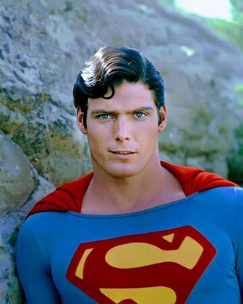 Qui est cet acteur qui a interprété Superman dans 4 films ?
