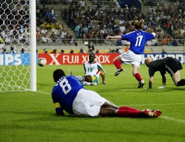 Lors de son premier match, l'équipe de France s'incline face au Sénégal. Qui est le seul buteur de la rencontre ?