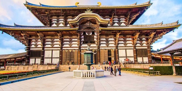Où dois-je me rendre pour visiter le célèbre Temple de Tōdai-ji ?