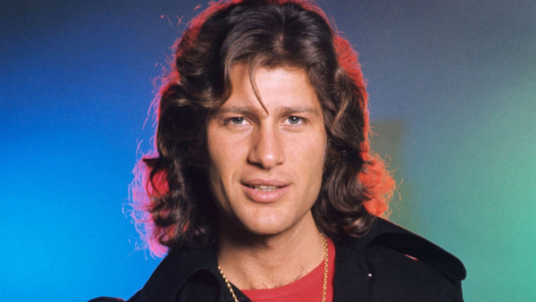 Le chanteur Mike Brant va faire chavirer le coeur des filles avec son succès "Laisse-moi..."