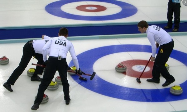 Dans quel sport, des  joueurs équipés de balais frottent vigoureusement la glace à l'avancée de la pierre pour modifier sa trajectoire ?