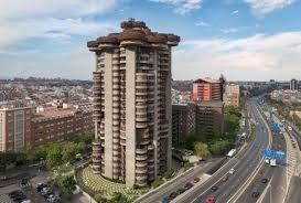 Dans quelle ville se trouve l'immeuble Torres Blancas ?