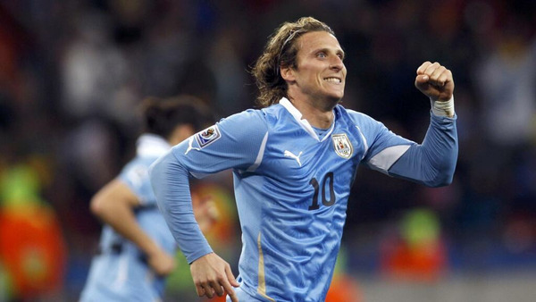 C'est lors du Mondial 2010 que l'Uruguay revient en force. Qui est ce joueur qui inscrit 5 buts dans la compétition ?